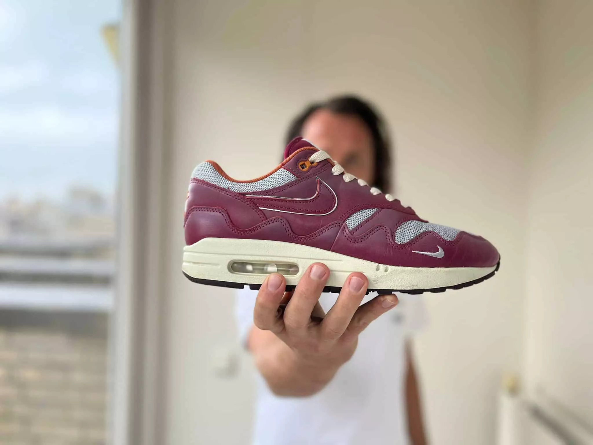 Roel Driessen posseert achter een close op van de Patta Rush Maroon Sneakers