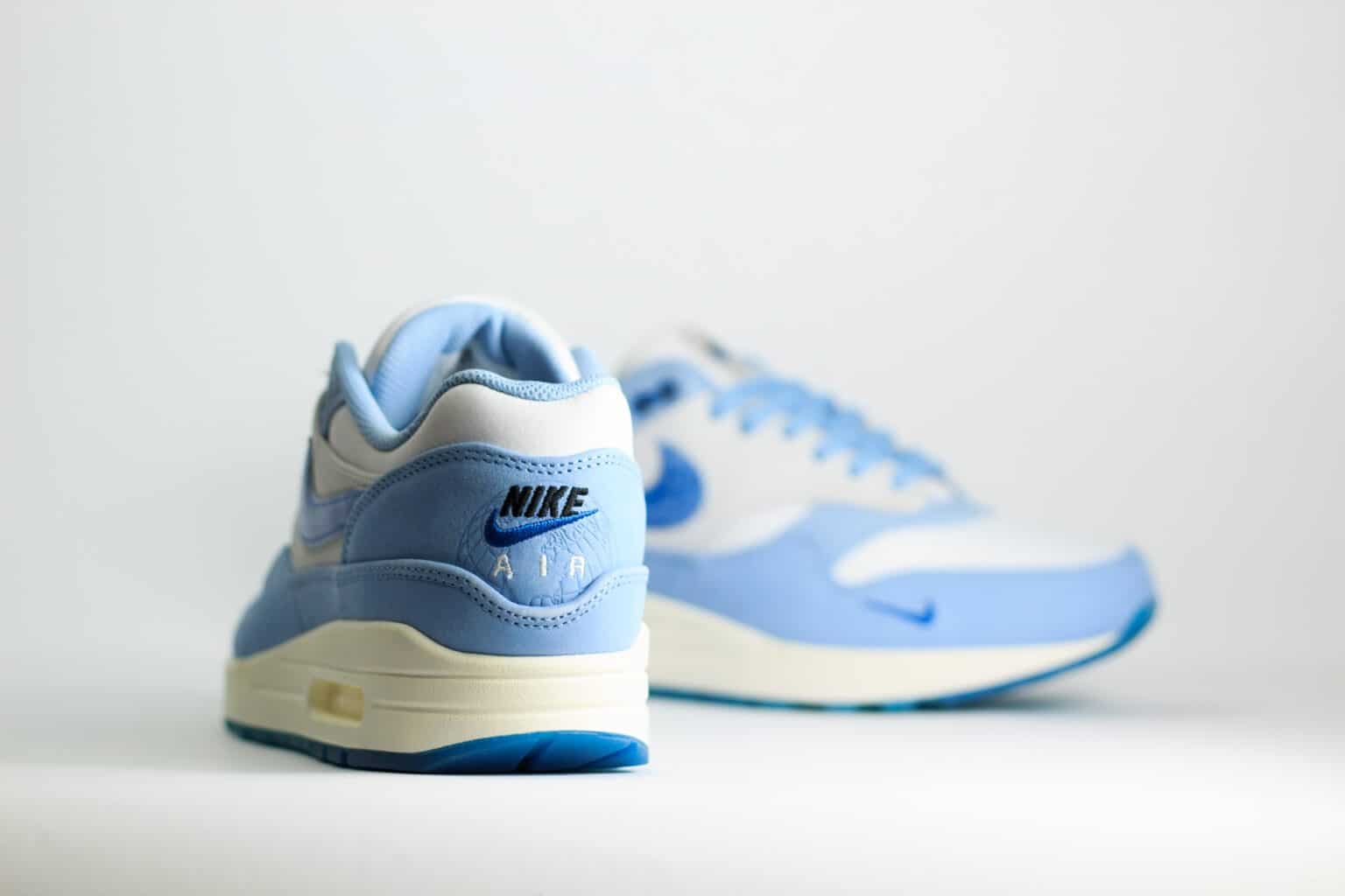 Nike Air Max 1 Premium Blueprint – Wit/Blauw/Oranje – Heren/Dames/Uniseks Sneakers – Leer/Mesh – DR0448-100 – Achterkant