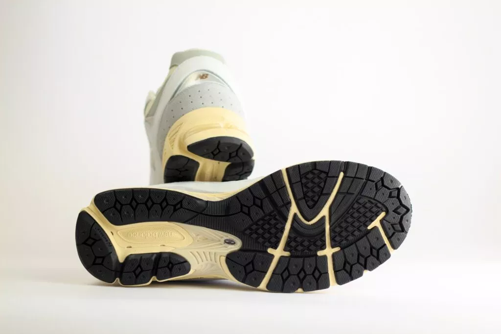 New Balance 2002R Vintage White – Wit/Beige/Grijs - Heren/Dames/Unisex Sneakers – Mesh/Leer/Suède - M2002RIA - Onderkant