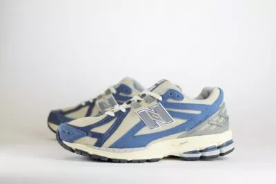 New Balance 1906R Vintage indigo – Wit/Blauw/Grijs - Heren/Dames/Unisex Sneakers – Mesh/Suède/Leer - M1906REG - Zijkant