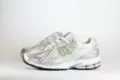 New Balance 1906R White Rain Cloud Silver Metallic – Wit/Zilver/Goud - Heren/Dames/Unisex Sneakers – Mesh/Leer - M1906RI - Zijkant
