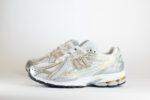 New Balance 1906R White Rain Cloud Silver Metallic – Wit/Zilver/Goud - Heren/Dames/Unisex Sneakers – Mesh/Leer - M1906RI - Zijkant