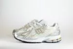 New Balance 1906R White Rain Cloud Silver Metallic – Wit/Zilver/Goud - Heren/Dames/Unisex Sneakers – Mesh/Leer - M1906RI - Zijkant