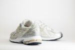 New Balance 1906R White Rain Cloud Silver Metallic – Wit/Zilver/Goud - Heren/Dames/Unisex Sneakers – Mesh/Leer - M1906RI - Achterkant
