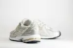 New Balance 1906R White Rain Cloud Silver Metallic – Wit/Zilver/Goud - Heren/Dames/Unisex Sneakers – Mesh/Leer - M1906RI - Achterkant