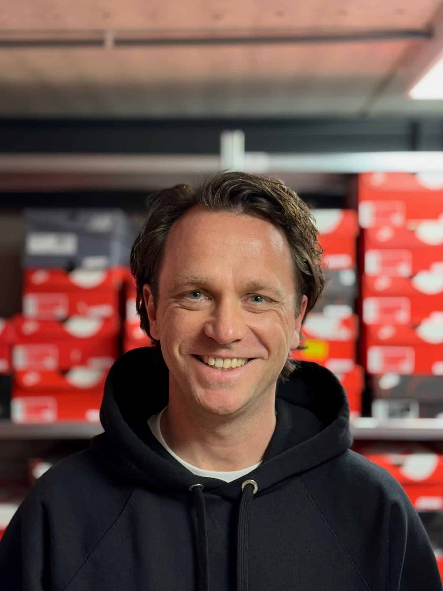 Roel Driessen portret geposseerd voor sneakersdozen