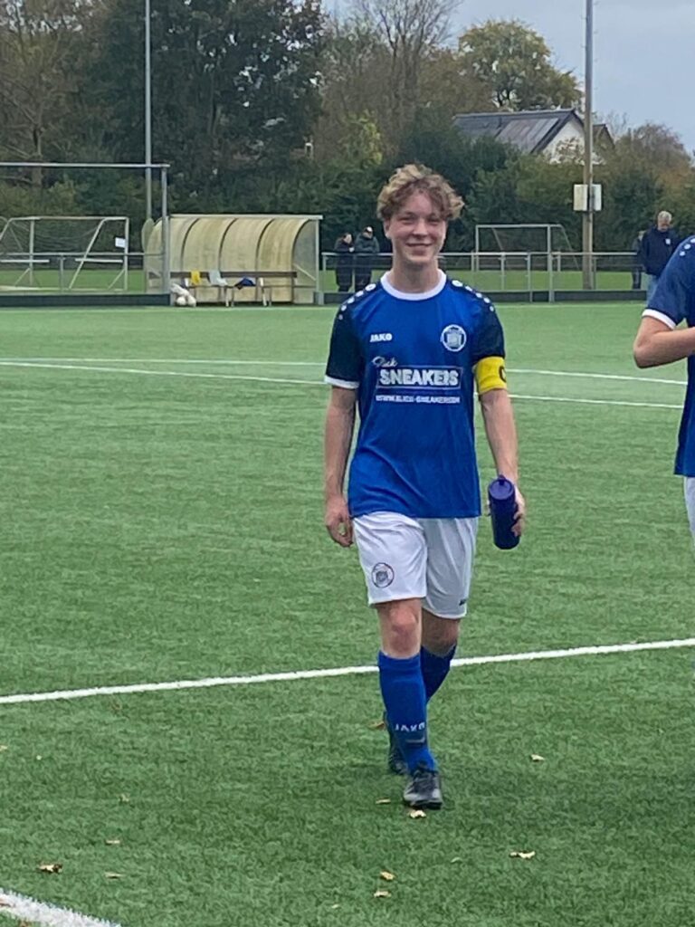 Teun op voetbalveld in blauw shirt