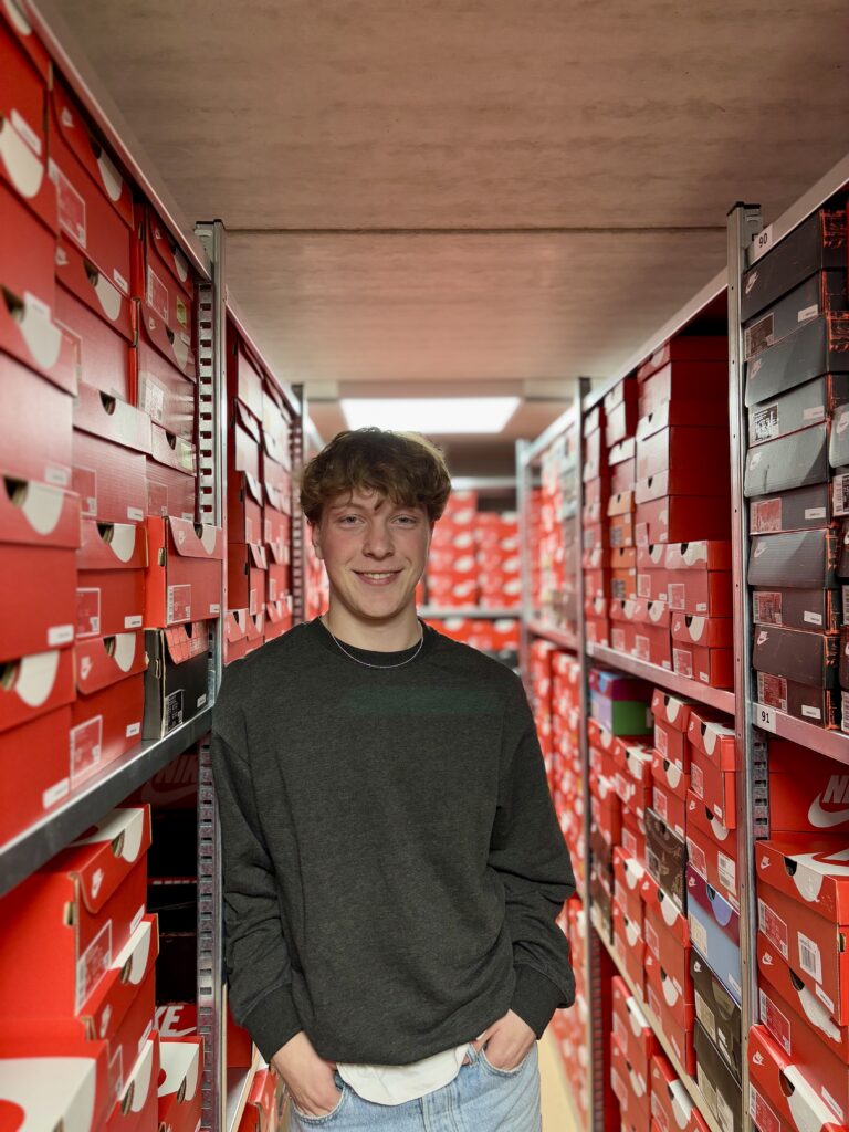 Teun Driessen foto poserend in magazijn Slick-Sneakers