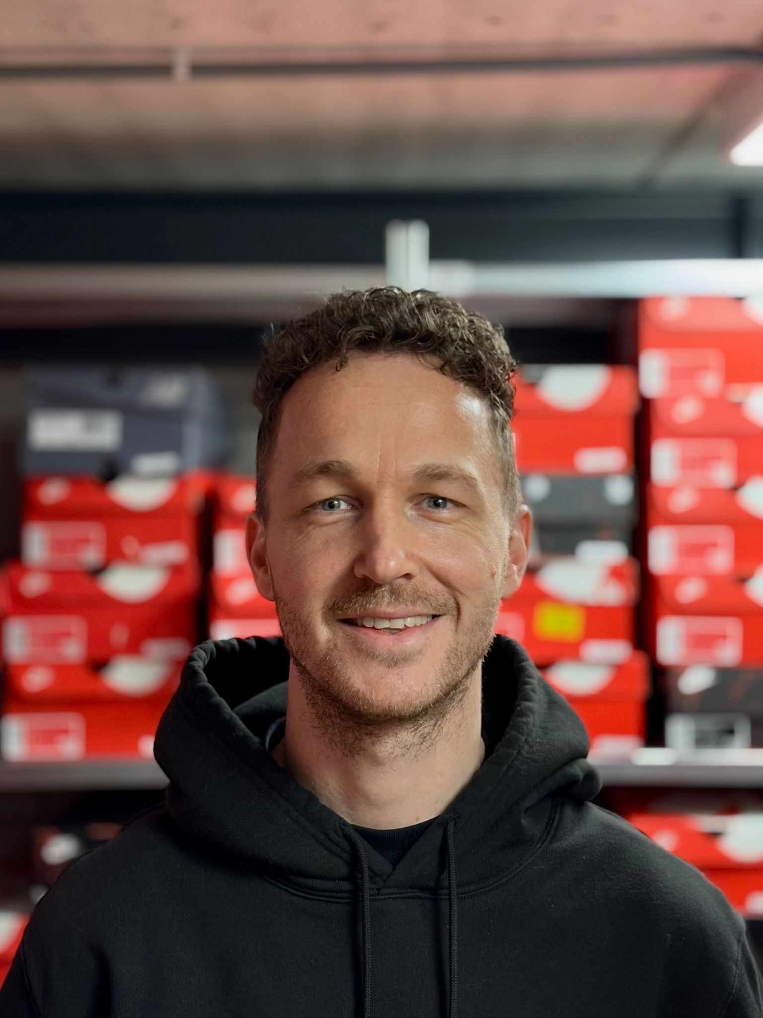 Koen Driessen in het magazijn bij Slick Sneakers - portretfoto