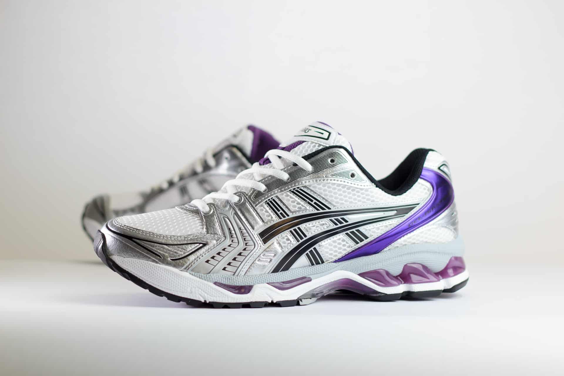 Asics Gel-Kayano 14 White Dark Grape (W) - Zilver/Paars/Wit Heren/Dames/Unisex Sneakers - Mesh/Leer - 1202A056-111 - Zijkant