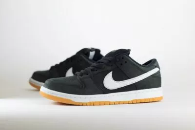 Nike SB Dunk Low Pro Black Gum – Zwart/Wit Heren/Dames/Unisex Sneakers – Suède/Leer - CD2563-006 – Zijkant