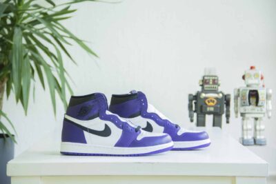 Jordan 1 Court Purple zijkant