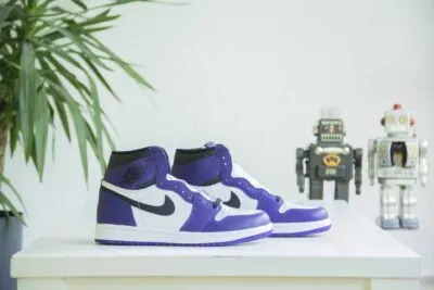 Jordan 1 Court Purple zijkant