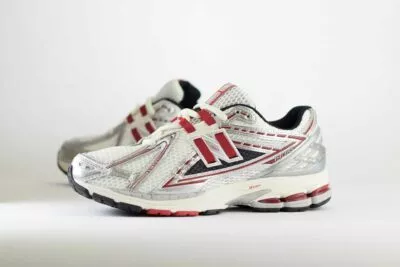 New Balance 1906R Silver Classic Crimson - Rood/Wit/Zilver Heren/Dames/Unisex Sneakers - Mesh/Leer - M1906REA - Zijkant