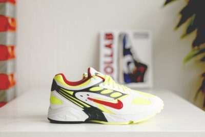 Nike Air Ghost Racer Neon Yellow zijkant