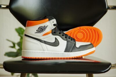 Nike Air Jordan 1 Electro Orange zijkant en onderkant