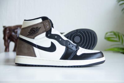 Nike Air Jordan 1 High Dark Mocha zijkant