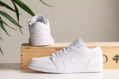 Nike Air Jordan 1 Low Triple White zijkant en achterkant