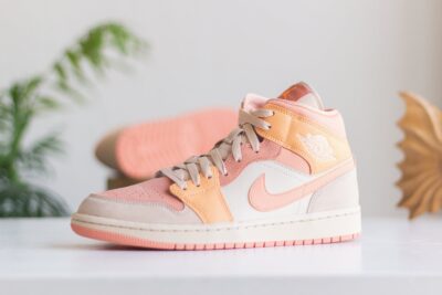 Nike Air Jordan 1 Mid Apricot Orange (2021) buiten zijkant