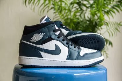 Nike Air Jordan 1 Mid Armory Navy zijkant