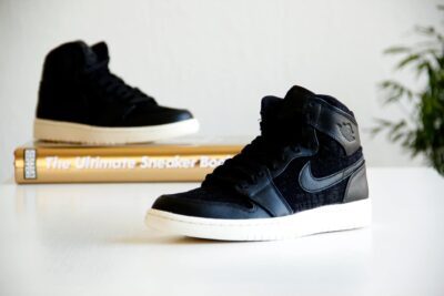 Nike Air Jordan 1 Black zijkant