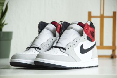 Nike Air Jordan 1 Smoke Grey voorkant