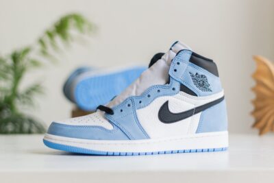 Nike Air Jordan 1 University Blue buiten zijkant