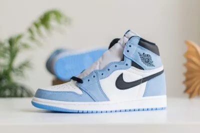 Nike Air Jordan 1 University Blue buiten zijkant