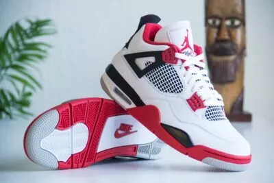 Nike Air Jordan 4 Retro Fire Red onderkant buitenzijkant