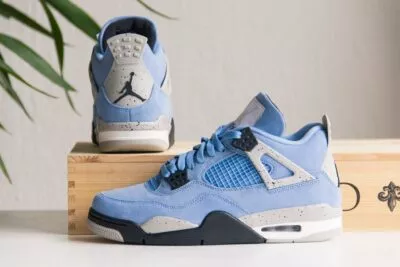 Nike Air Jordan 4 University Blue zijkant en achterkant