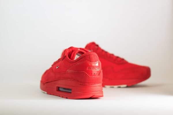 Nike Air Max 1 ’86 Jacquemus Mystic Red (W) – Rood Heren/Dames/Unisex Sneakers – Leer/Suède - HM6690-600 – Achterkant