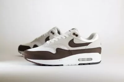 Nike Air Max 1 ’87 Baroque Brown (W) – Bruin/Wit Heren/Dames/Unisex Sneakers – Vilt/Mesh - DZ2628-004 – Zijkant