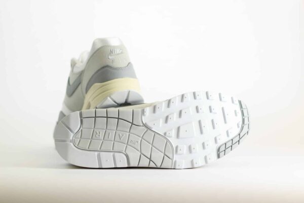 Nike Air Max 1 ’87 Light Smoke Grey (W) – Grijs/Wit Heren/Dames/Unisex Sneakers – Leer/Mesh - HF0026-001 – Onderkant