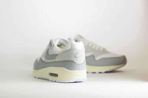 Nike Air Max 1 ’87 Light Smoke Grey (W) – Grijs/Wit Heren/Dames/Unisex Sneakers – Leer/Mesh - HF0026-001 – Achterkant