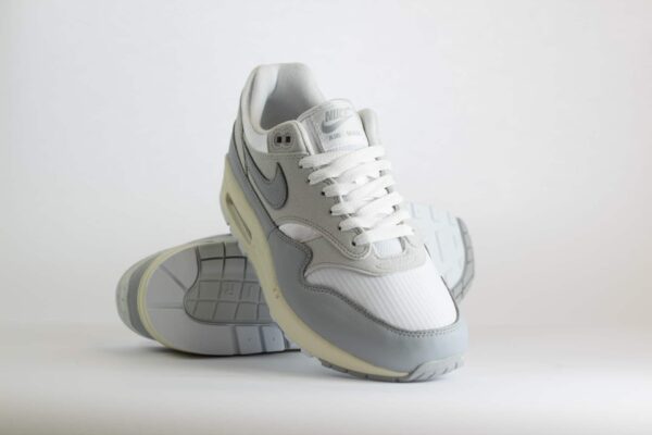Nike Air Max 1 ’87 Light Smoke Grey (W) – Grijs/Wit Heren/Dames/Unisex Sneakers – Leer/Mesh - HF0026-001 – Voorkant