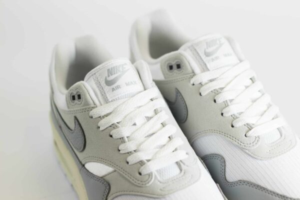 Nike Air Max 1 ’87 Light Smoke Grey (W) – Grijs/Wit Heren/Dames/Unisex Sneakers – Leer/Mesh - HF0026-001 – Tong