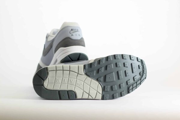 Nike Air Max 1 ’87 Photon Dust Wolf Grey – Grijs/Wit Heren/Dames/Unisex Sneakers – Leer/Suède - HM9936-001 – Onderkant