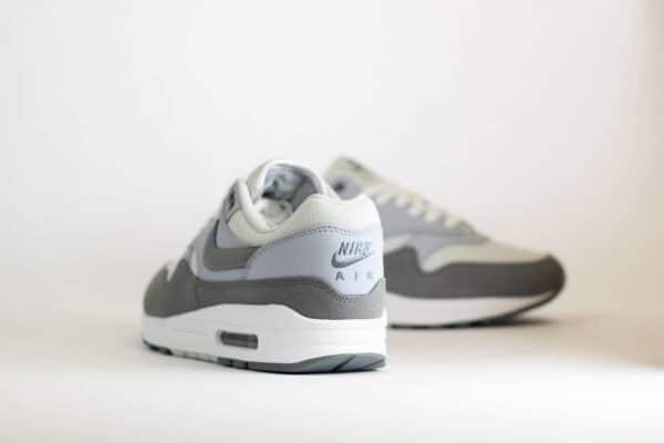 Nike Air Max 1 ’87 Photon Dust Wolf Grey – Grijs/Wit Heren/Dames/Unisex Sneakers – Leer/Suède - HM9936-001 – Achterkant