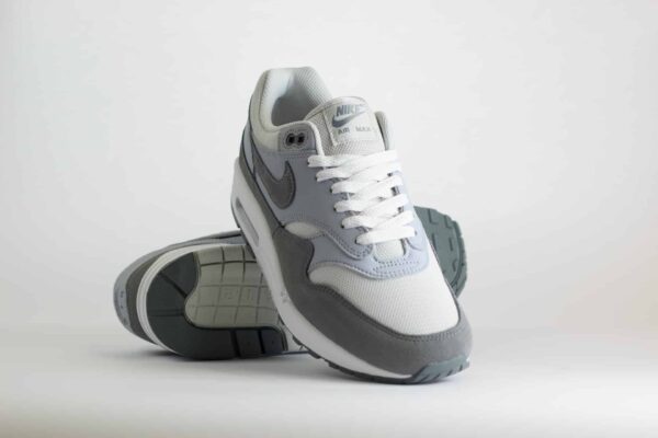 Nike Air Max 1 ’87 Photon Dust Wolf Grey – Grijs/Wit Heren/Dames/Unisex Sneakers – Leer/Suède - HM9936-001 – Voorkant