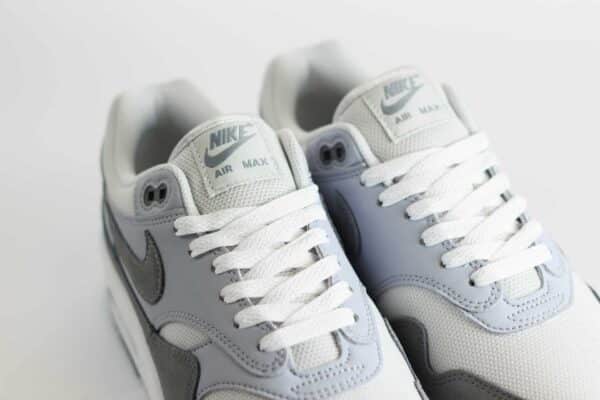 Nike Air Max 1 ’87 Photon Dust Wolf Grey – Grijs/Wit Heren/Dames/Unisex Sneakers – Leer/Suède - HM9936-001 – Tong