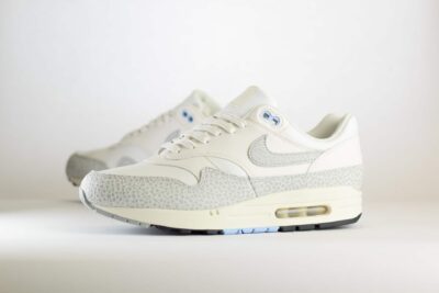 Nike Air Max 1 ’87 Safari Summit White Phantom (W) – Grijs/Wit Heren/Dames/Uniseks Sneakers – Leer - FB5059-100 – Zijkant