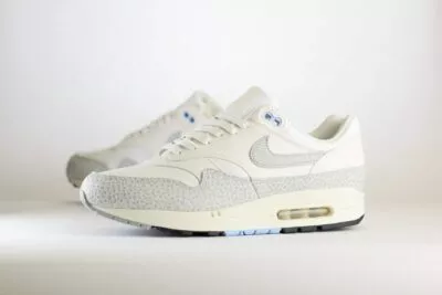 Nike Air Max 1 ’87 Safari Summit White Phantom (W) – Grijs/Wit Heren/Dames/Uniseks Sneakers – Leer - FB5059-100 – Zijkant