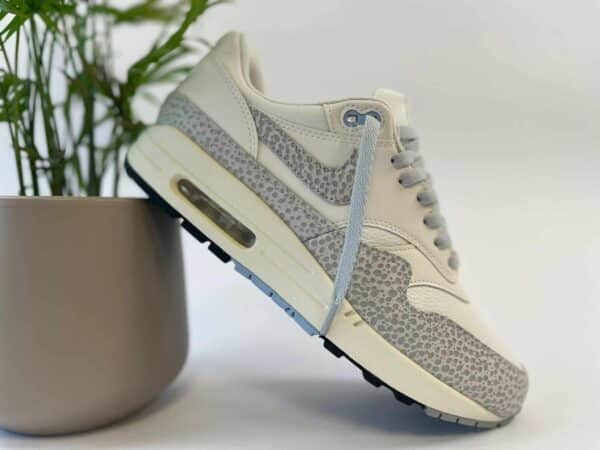 Nike Air Max 1 ’87 Safari Summit White Phantom (W) met veters Licht Grijs 2