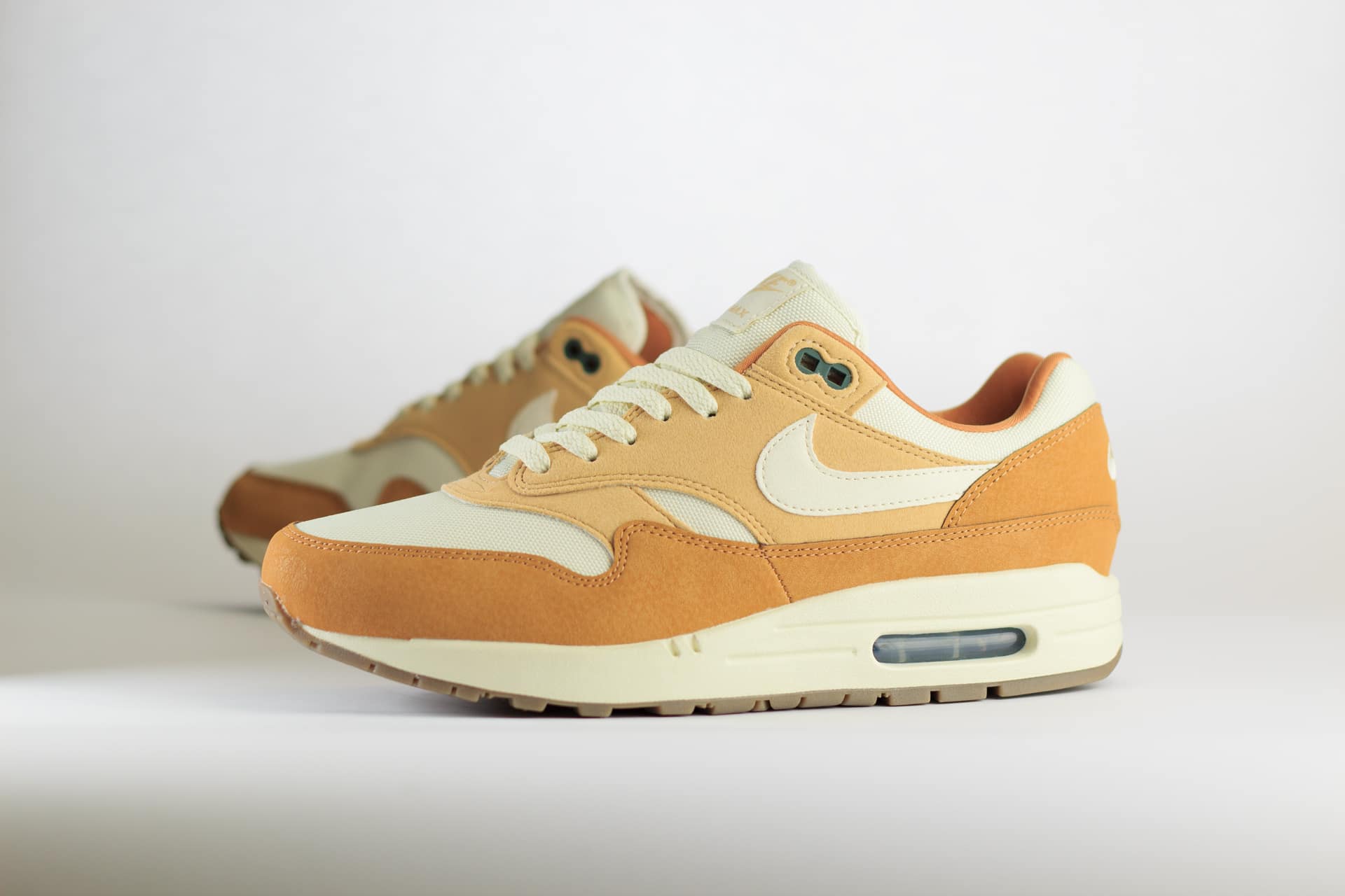 Nike Air Max 1 ’87 Wheat (W) – Oranje/Bruin/Wit Heren/Dames/Unisex Sneakers – Leer - FZ3598-299 – Zijkant