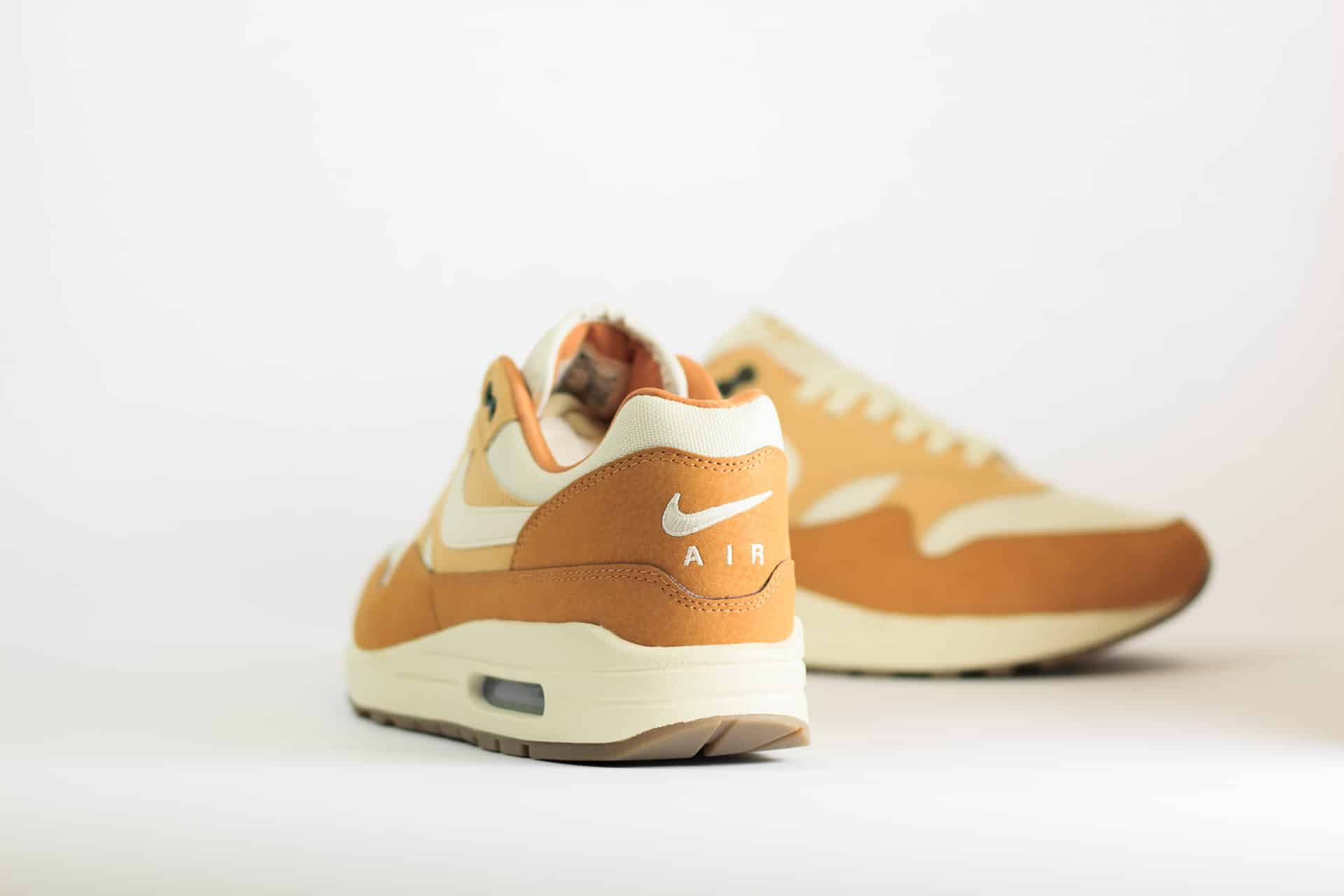 Nike Air Max 1 ’87 Wheat (W) – Oranje/Bruin/Wit Heren/Dames/Unisex Sneakers – Leer - FZ3598-299 – Achterkant