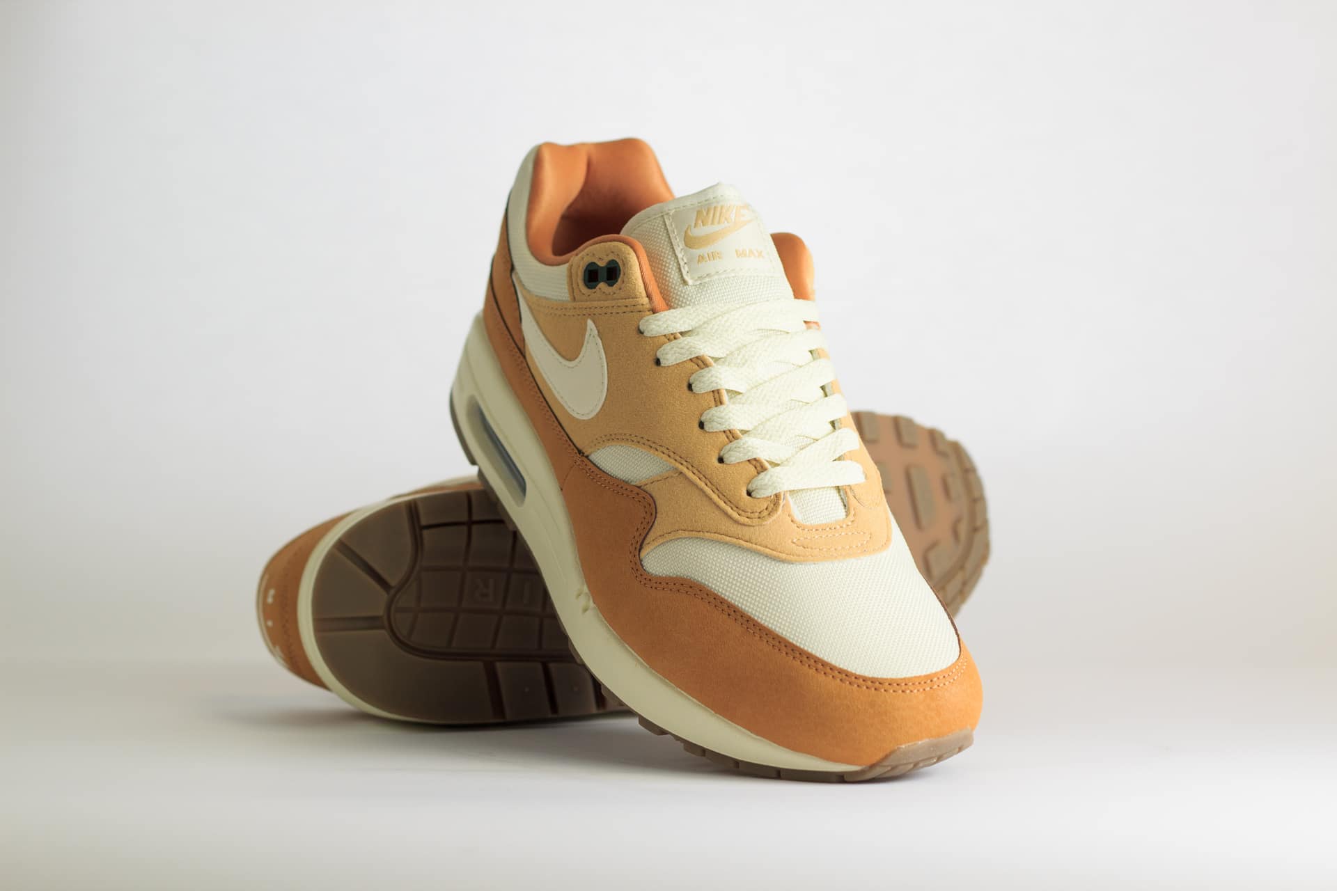Nike Air Max 1 ’87 Wheat (W) – Oranje/Bruin/Wit Heren/Dames/Unisex Sneakers – Leer - FZ3598-299 – Voorkant