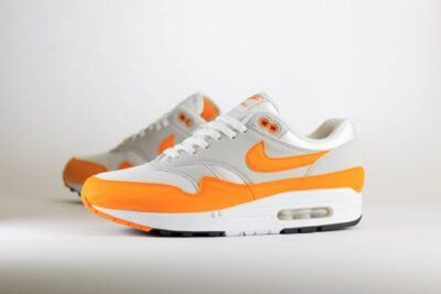Nike Air Max 1 Anniversary Orange (2020) – Oranje/Wit/Grijs Heren/Dames/Unisex Sneakers – Vilt/Mesh - DC1454-101 – Zijkant