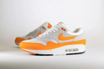 Nike Air Max 1 Anniversary Orange (2020) – Oranje/Wit/Grijs Heren/Dames/Unisex Sneakers – Vilt/Mesh - DC1454-101 – Zijkant