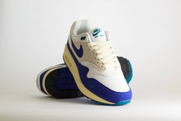 Nike Air Max 1 Athletic Department Deep Royal Blue – Wit/Blauw Heren/Dames/Uniseks Sneakers – Leer/Mesh - FQ8048-133 – Voorkant