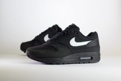 Nike Air Max 1 Black White Swoosh – Zwart/Wit Heren/Dames/Uniseks Sneakers – Suède/Mesh - FZ0628-010 – Zijkant
